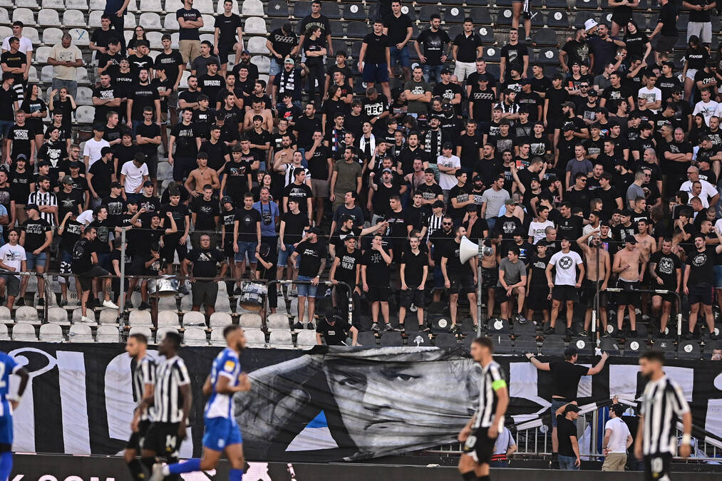 "Generale, hvala": Grobari razvili lik Ratka Mladića na južnoj tribini stadiona JNA