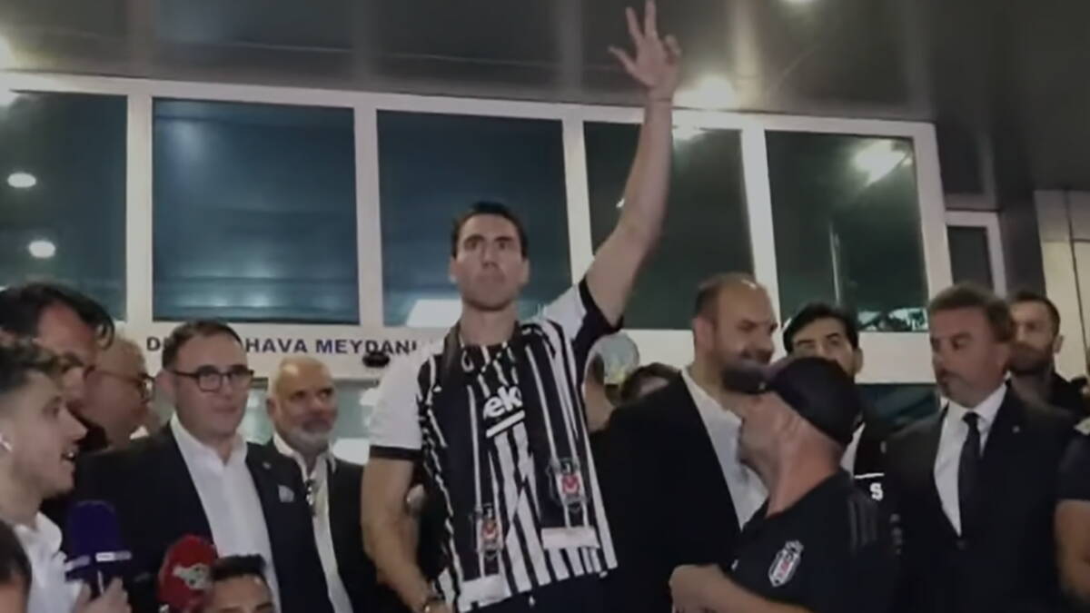 Dušan Vlahović digao tri prsta pred hiljadama Turaka: Pogledajte reakciju, Istanbul je proključao