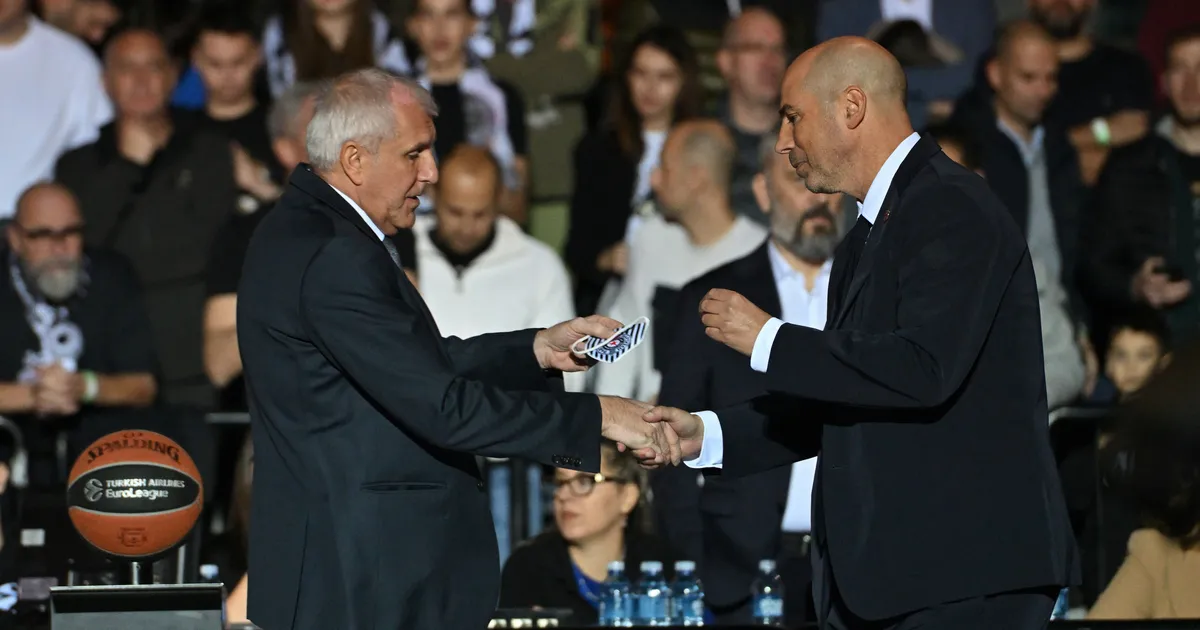 Željko Obradović prišao da se pozdravi sa Penjarojom i Vanjom Marinkovićem, a onda je izgrlio jednog čoveka