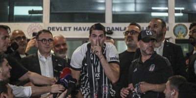 Turci očima ne veruju, Vlahović u Istanbul poneo paradajz iz Srbije - Ovo niko nije uradio (VIDEO)