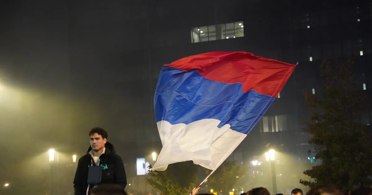 Jedan čovek je na Slaviji iznenadio sve, slavio pobedu studenata sa porodicom, Grobari ga obožavaju