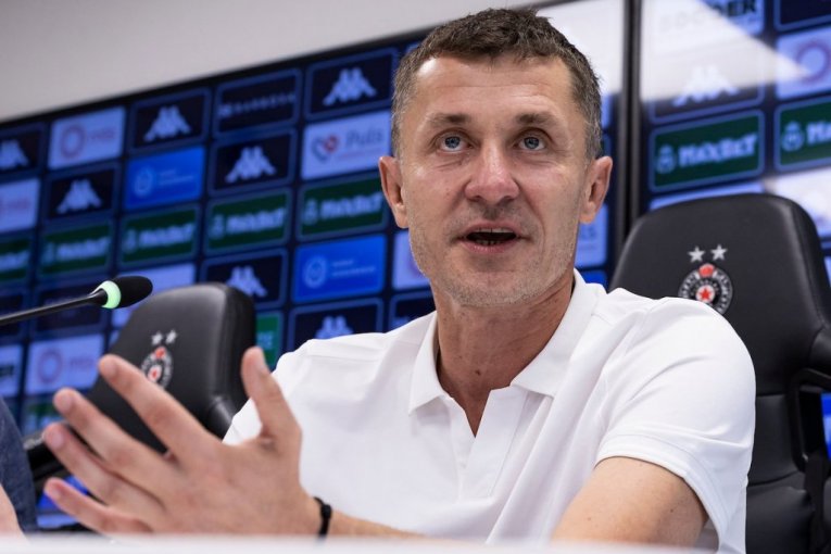 (LIVESTREAM) SAŠA ILIĆ SE OBRAĆA JAVNOSTI: Trener Partizana govori pred OFK Beograd (VIDEO)