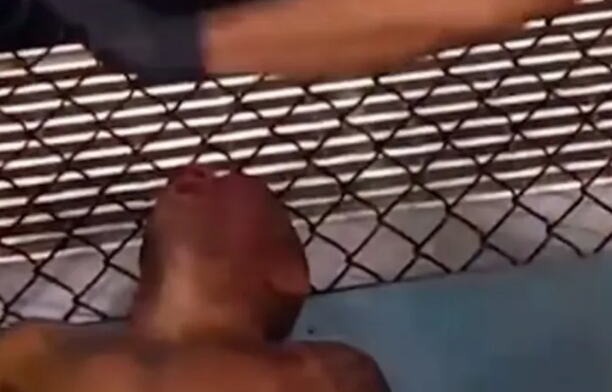 HOROR U LAS VEGASU: UFC borac se samo srušio, nastao muk u dvorani! Objavljeno u kakvom je stanju!