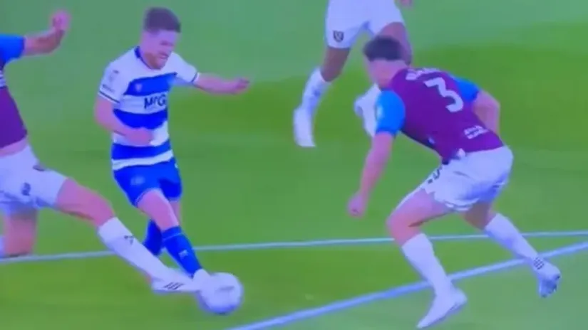 Ah, te engleske sudije: Start na loptu, van šesnaesterca - penal!? (VIDEO)