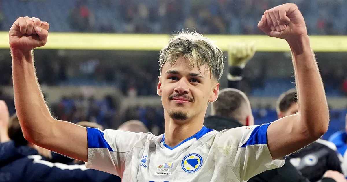 Prelepa navijačica u crno-belom osvojila mreže, poslala poruku mladom fudbaleru BiH: "Možeš li mi..."