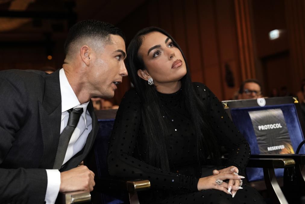 GEORGINA NE ISPUŠTA RONALDA IZ ZAGRLJAJA! Njen DEKOLTE je u prvom planu - pogledajte kako ga je utešila posle ELIMINACIJE sa Mundijala! FOTO