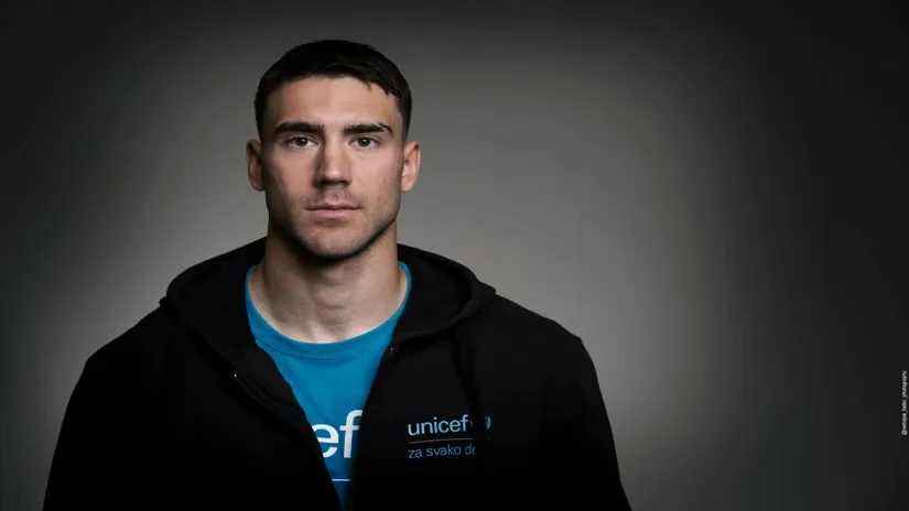Heroj i van terena! Vlahović sa UNICEF-om pomogao više od 1.700 mladih širom Srbije