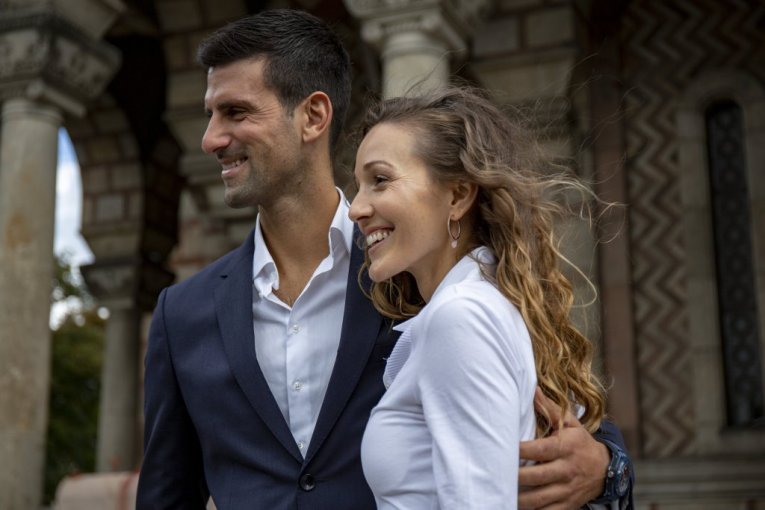 JELENA ĐOKOVIĆ U ŠOKU! Stigla u Njujork, pa se zabezeknula prizorom na Tajms skveru! (FOTO)