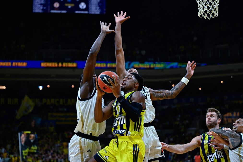 FENER SE NAMUČIO ALI SLAVIO: Košarkaši Fenerbahčea pobedili Virtus u Evroligi