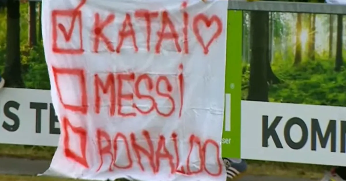 Navijač Zvezde transparentom oduševio jednog fudbalera, ni Mesi, ni Ronaldo: "Katai je broj jedan"