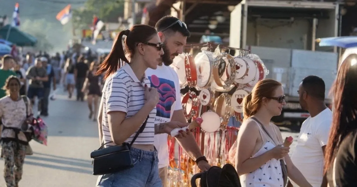 Sreli smo najbolju odbojkašicu sveta na Saboru trubača u Guči, Tijana Bošković uživala na suncu sa porodicom