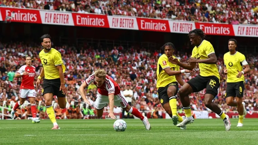 Arsenal primio šest golova za četiri dana, Dortmundovi klinci odneli pehar iz Londona