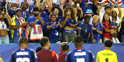 Fudbal je mnogo više od igre: Slomljen zaplakao u zagrljaju sina i devojke , snimak sa Mundijala kida dušu