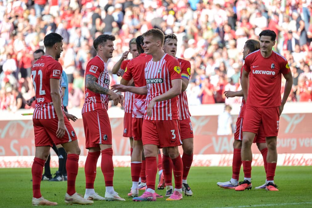 BUNDESLIGA GORI: Frajburg PONIZIO Menhengladbah 5:0, Dortmund siguran, Hložek srušio Štutgart
