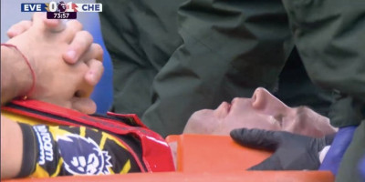 Čelsi srušio Everton, ali svi plaču zbog Martineza! Strašan sudar na terenu, golman hitno prevezen u bolnicu