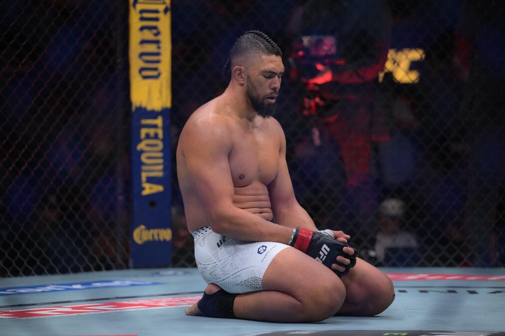 UZNEMIRUJUĆI SNIMAK! UFC BORAC SE TRESAO NA PODU OTVORENIH OČIJU POSLE BRUTALNOG NOKAUTA! Dobio strašan udarac u glavu, a onda...