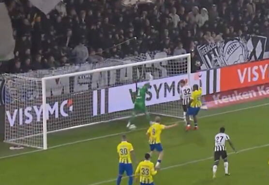 JEDNA OD NAJLUĐIH ODBRANA GOLMANA KOJU ĆETE VIDETI! Lopta uradila u stativu, pa krenula u gol, a onda...