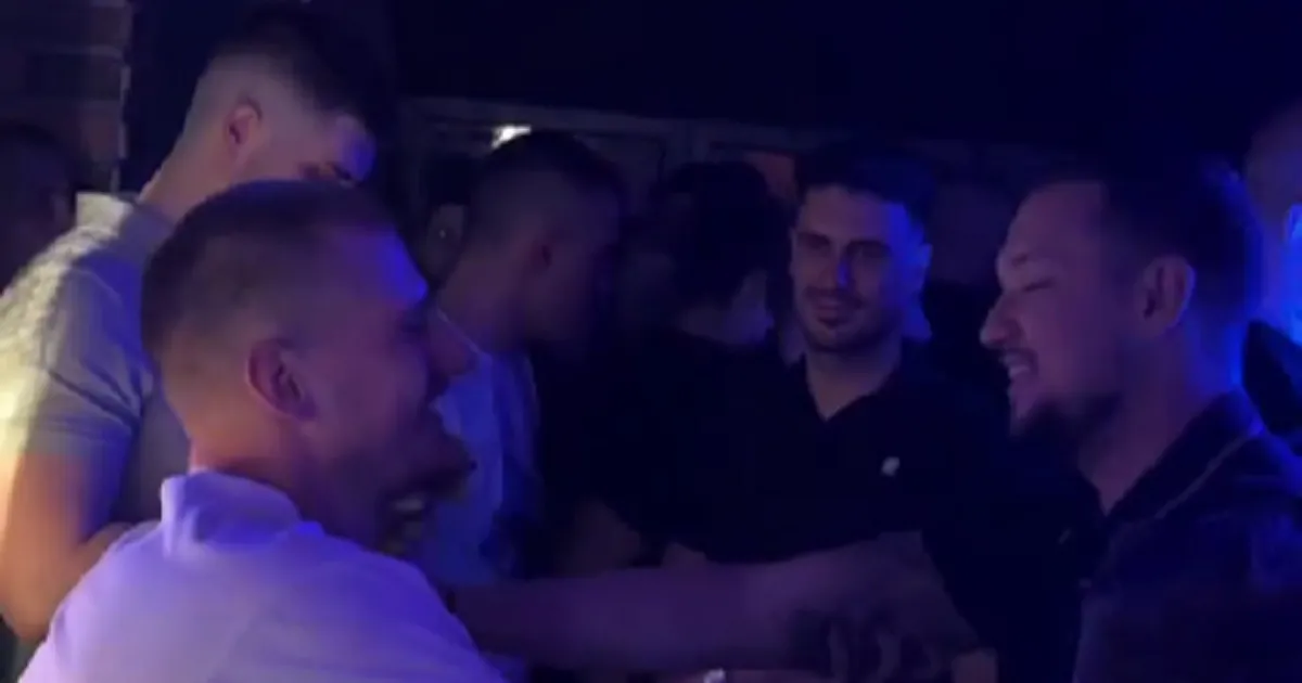 Nikola Jokić sa saigračima uživao u noćnom provodu, izgrlio se sa poznatim pevačem