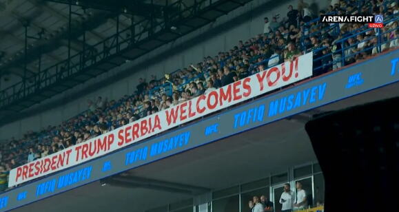 DONALD TRAMP ODUŠEVLJEN SRBIJOM! Podelio snimak iz Beogradske arene, transparent zapalio mreže! (FOTO)