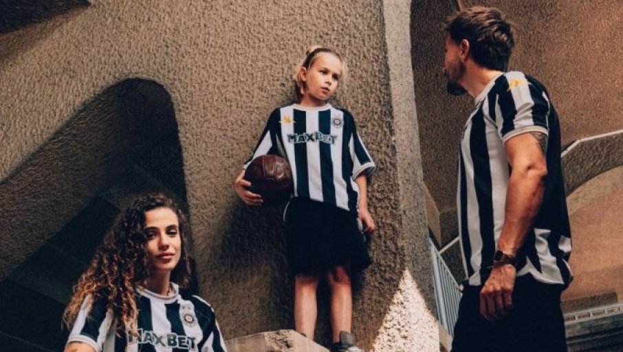 GROBARI ĆE BITI ODUŠEVLjENI! Partizan predstavio novu garnituru dresova za sezonu 2026/27 (FOTO)