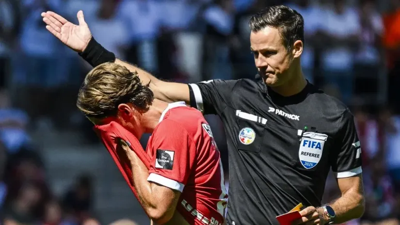 Džasper sa klupe gledao kako njegov tim u finišu prima dva gola iz penala