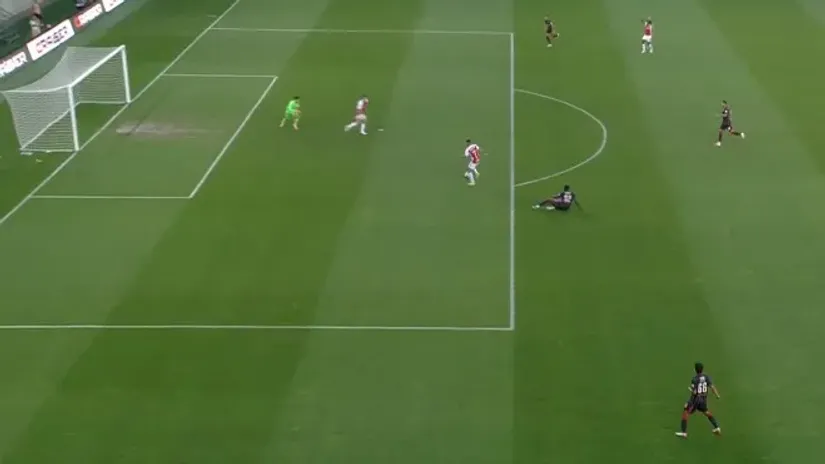 Zvezda u problemu: Veliki kiks za 0:1, prečka sprečila nokaut (VIDEO)