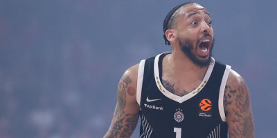 Jedna od legendarnijih tetovaža: Košarkaš Partizana istetovirao susret sa Lebronom Džejmsom (FOTO)