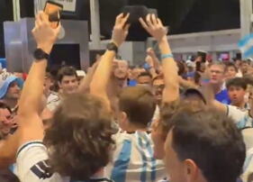 NEVEROVATNA SCENA NA MUNDIJALU! Navijač Argentine izgubio novčanik, a onda je ceo stadion krenuo da skandira njegovo ime! (VIDEO)