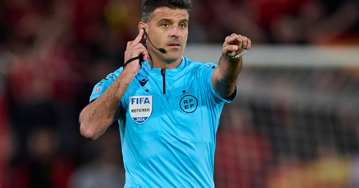 Španac Hesus Hil Manzano sudi meč između fudbalera Fenerbahčea i Rome u prvom kolu LŠ