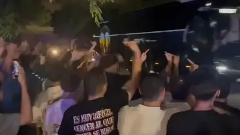 Kordon policije štitio igrače Valensije od navijača: Pseta, plaćenici! (VIDEO)