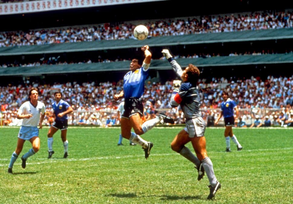 ČUVALA JE MARADONINU NAJVEĆU TAJNU, A SADA VREDI MILIONE! Lopta kojom je Dijego PREVARIO ENGLEZE, pa postigao GOL VEKA otišla za ČITAVO BOGATSTVO!