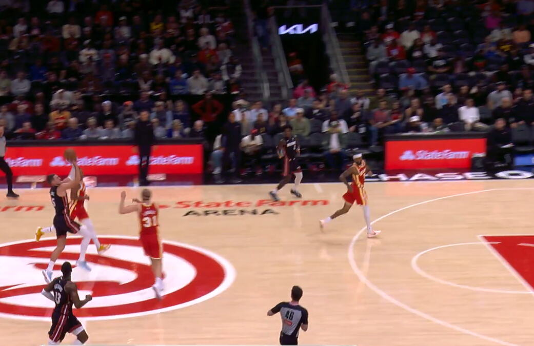 SRBIN ZA TV ŠPICE! Jović pogodio TROJKU SA POLA TERENA uz zvuk sirene! (VIDEO)