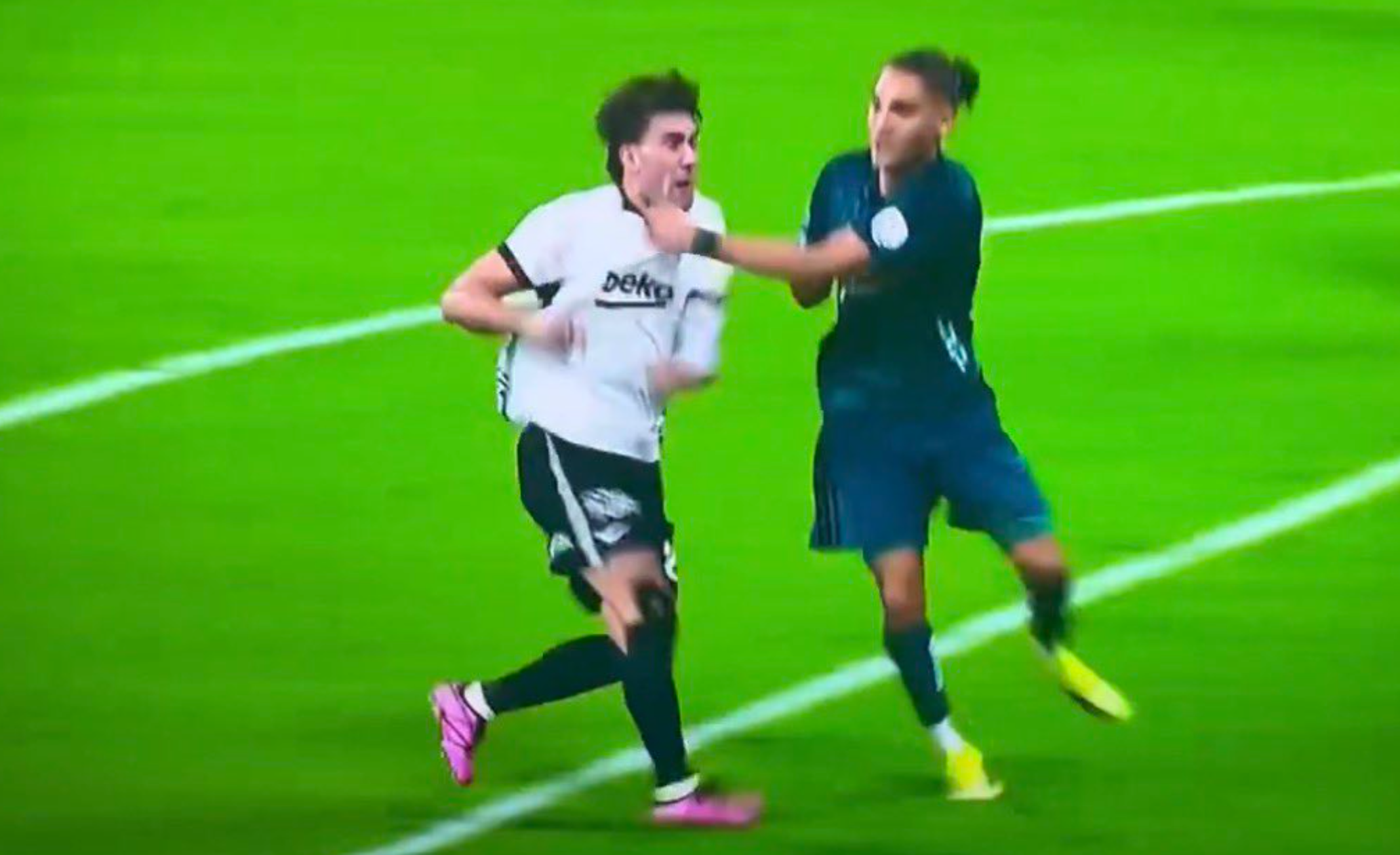 (VIDEO) Vlahović iznudio penal o kom se priča, pa pogodio za pobedu Bešiktaša!