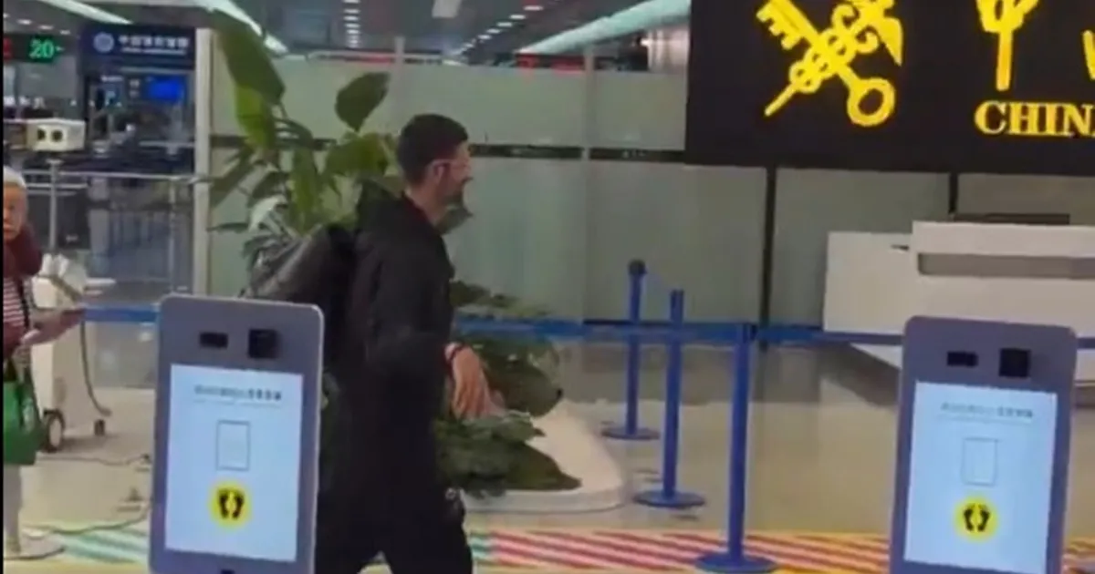 Pogledajte kako su Kinezi ispratili Novaka Đokovića na aerodromu nakon poraza u Šangaju