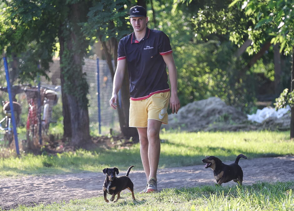 ČUVENI SRPSKI SPORTISTA SREO JOKIĆA ISPRED TRAFIKE! Slučajno naleteo na Džokera, pa doživeo nešto što NIKADA NEĆE ZABORAVITI! Ovako ga je Nikola oduševio