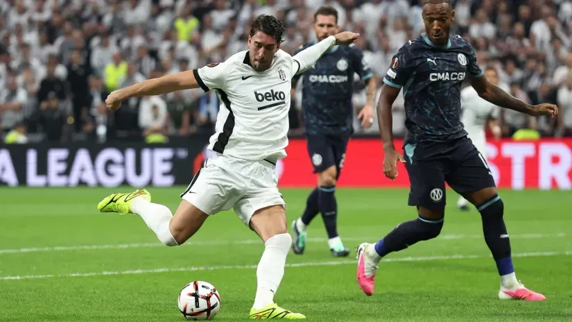 Vlahovića nije hteo gol: Srbin tresao prečku, džoker iz Koreje rešio mali derbi Istanbula